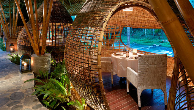 热带微风及潺潺的流水声营造出别样的情调，美丽的竹林作为背景，私人独立式吊舱外，悠悠阿漾河