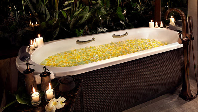 无论躺在床上还是泡在贵妃浴缸里，都可以俯瞰迷人的梯田、闻到阵阵稻香，真是一座摆脱尘世纷扰的天堂