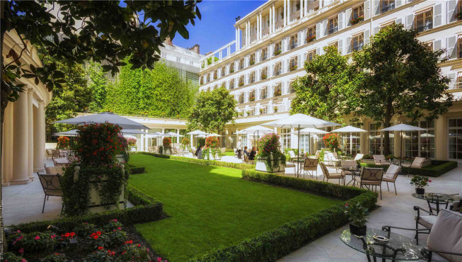 巴黎布里斯托酒店座落于著名的Rue du Faubourg St-Honoré大街，是一座洋溢着地道法式风格的宫殿级酒店。