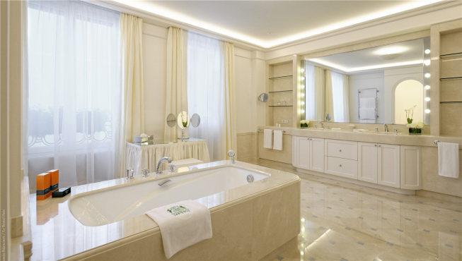 高贵典雅的套房浴室。