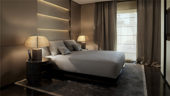 该酒店总共拥有95间套房，全部采用阿玛尼家居的产品，使用缟玛瑙、丝质乔其纱和绿色鹅卵石等高级材料，米灰色、奶棕色、绿色和珍珠色的使用让酒店充满了轻松和宁静的氛围