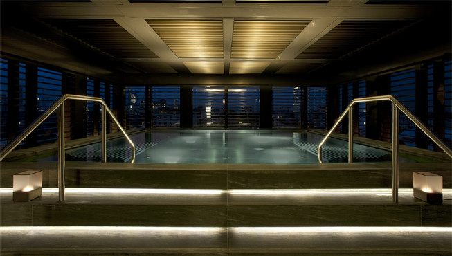 充满现代感和设计感的泳池