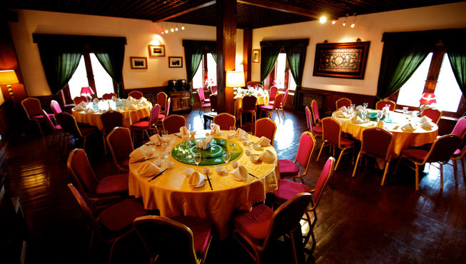 美酒佳肴皆有如画山色相伴