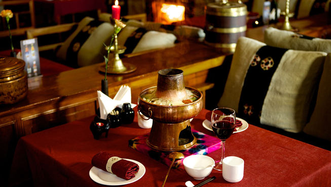 当地有名的牦牛肉火锅是酒店餐厅的招牌菜肴