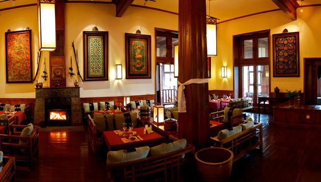 藏餐厅使用当地最新鲜的食材烹制纯正藏餐