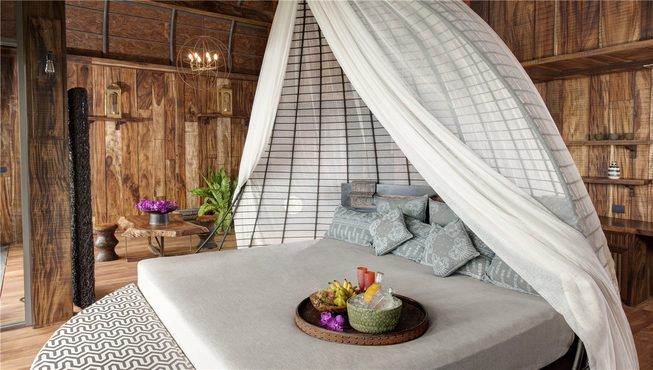 为了实现原汁原味的泰式风格，大部分的灯具以及家具都是交由泰国当地社区运用最传统的泰式技艺纯手工制作而成的。