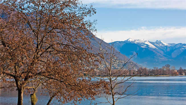 神秘而梦幻的马焦雷湖横亘于瑞士与意大利中间，浩渺的湖水、茂盛的植被以及建筑物与蓝绿色湖水交相辉映的景致沉醉了古往今来的无数文人墨客。