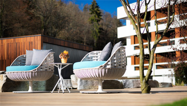 室外温水泳池让人感受四季如春的融融暖意。