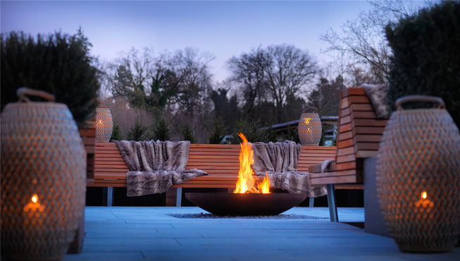 在傍晚燃一簇篝火，静静享受山林之间的自然之美。