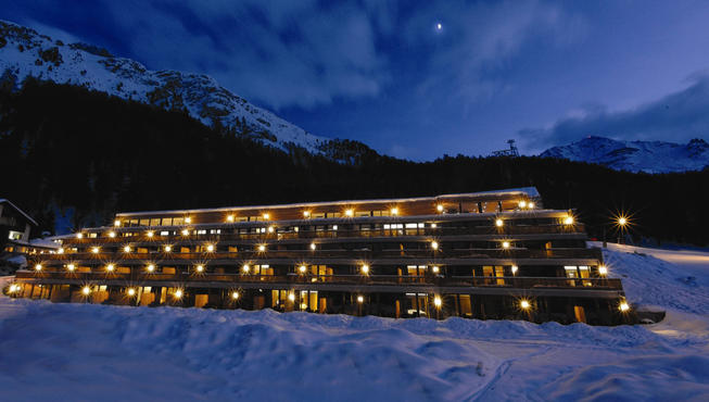 酒店外景——雪山环抱下的安静之美。