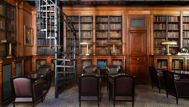 图书馆酒吧——鲜有酒吧的背景都是一排排的书柜吧，其实这里的前身就是一个图书馆，最近才改为酒吧。