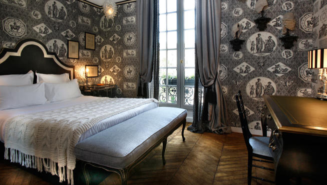 普通客房（Boudoir Room）——可爱的精致装饰，一张大号单人床或双人床、配有浴缸的浴室。