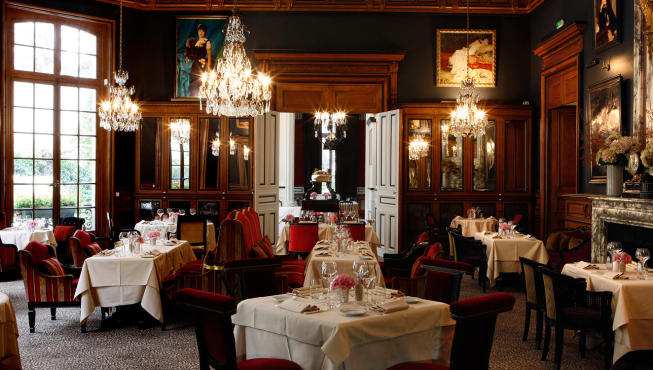 餐厅——餐厅和其迷人的夏季露台为品尝Virginie Basselot精心制作的美味法式餐点提供了绝佳的舒适环境，她将法式的浪漫和纯正的时令美味融汇在了一起。