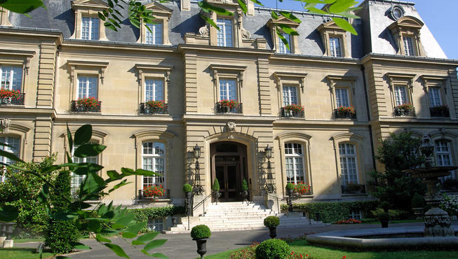 外观——是巴黎唯一一家宫廷式酒店，藏匿于优美的私人花园中。