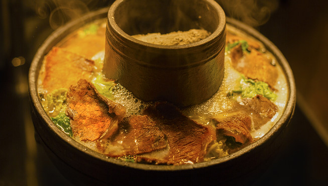 在这里宾客既可享用传统藏餐，也可品尝驻店厨师特别烹制的定制菜肴