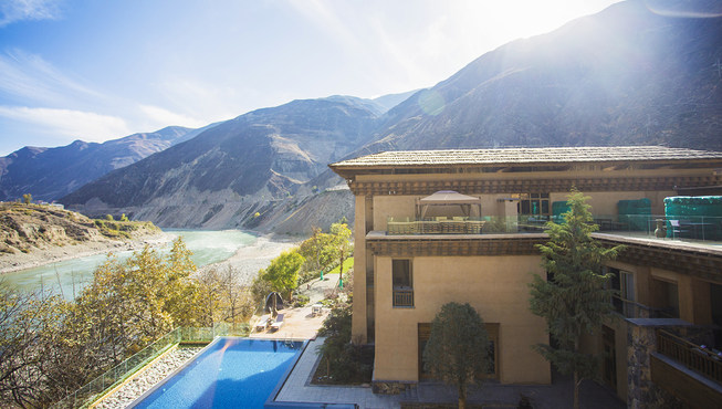 酒店位于奔子栏镇入口，周围是金沙江蜿蜒而行的河谷