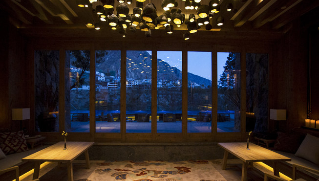 旁边梅里雪山耸入云霄，乃通往梅里雪山国家公园景区的必经之路