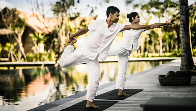 清晨在泳池边做做舒缓的瑜伽，伸展腰肢便能带给你一整天的活力