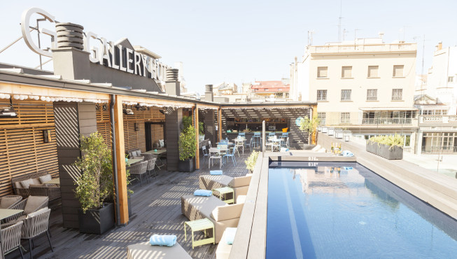 酒店坐落于巴塞罗那中心城区，历史建筑环绕，顶层设露天泳池，视野极佳
