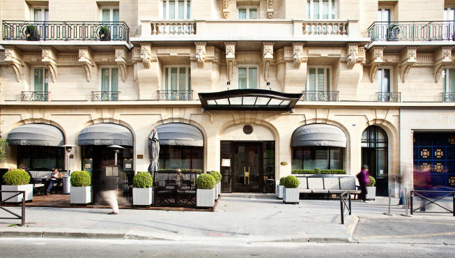 酒店外观--坐落在巴黎第七区熙熙攘攘的街道上，尽显巴黎风情