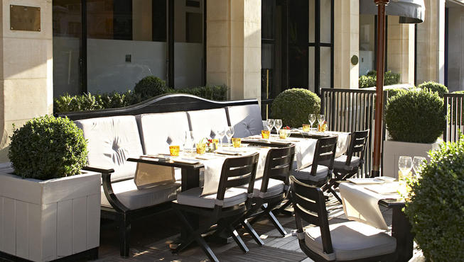 露台--夏日的时候，露台开放，你可以在一片绿色盎然中用餐