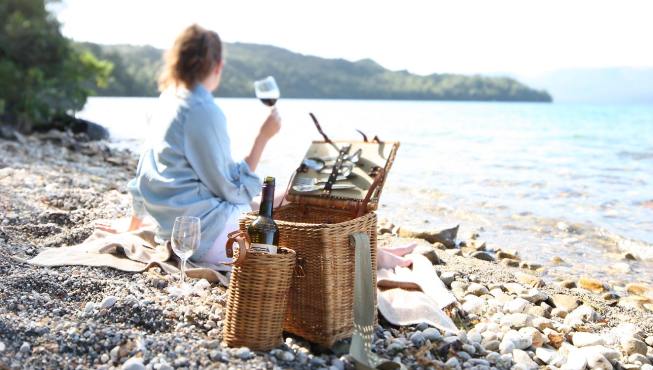 湖畔野餐——收拾好美食、携带精致的餐篮，开始享受吧！