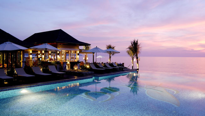 La Flora Resort & Spa Khao Lak——别墅宽敞时尚，面对海滩的泳池性感可人，房间里的大理石地面和陶瓷水池都彰显出奢华和与众不同.