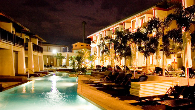 泳池——另外一个泳池可说是个贯穿整个度假村的泳池,整个泳池中间还有一个微型瀑布。