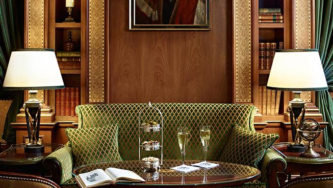 酒店的图书馆酒吧收藏了无数经典的美酒佳酿和特色的鸡尾酒，而其中最为光彩夺目的莫过于一瓶酿造于1770年全球最古老的干邑