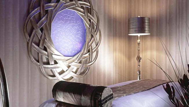 在水疗中心三间豪华理疗室内，专业的SPA团队精选La Prairie等大牌为您创造一片洋溢着平衡，健康和安宁的绿洲，重新定义什么叫放松与豪华的完美结合。