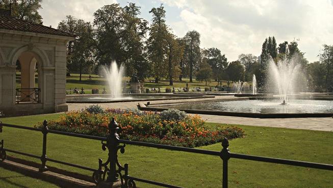 市政厅的魁伟建筑，圣詹姆斯公园的花园美景，宏伟无比的白金汉宫，就在咫尺之间。哈罗德商场步行即可抵达，非常方便