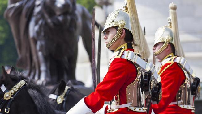 经常能看见白金汉宫的守卫换班，或是侍卫骑马经过