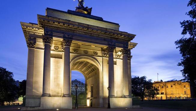 惠灵顿拱门是参观马卫队最好的地方，每天，马卫队都经过宏伟的拱门