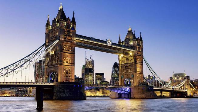 横跨泰晤士河的伦敦塔桥是伦敦的地标建筑之一，过去的机械结构仍然保留，桥面打开船只通过的时候尤为壮观