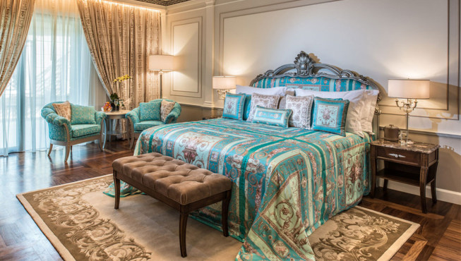 每一间家具和织物都由范思哲为酒店量身打造，甚至特别为此订早了一系列的家私摆设：Versace Home Collection
