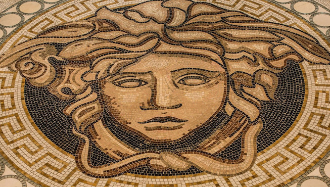 12000平方米的预制镶嵌图案,美杜莎头像、希腊回纹及品牌的经典印花等范思哲经典图案随处可见