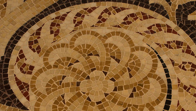 手绘饰金天花,孔雀、猎鹰及骏马图案的布艺,瑰丽豪华的大堂地面上1000平方米全部由工匠手制的顶级大理石马赛克