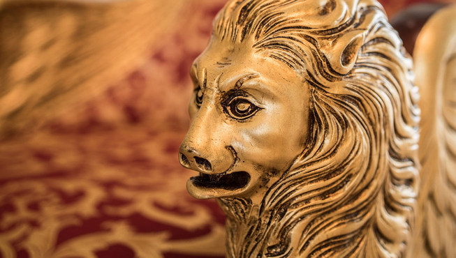 透过艺术总监Donatella Versace的时尚目光,已故传奇时装设计师Gianni Versace的极致生活态度一览无余