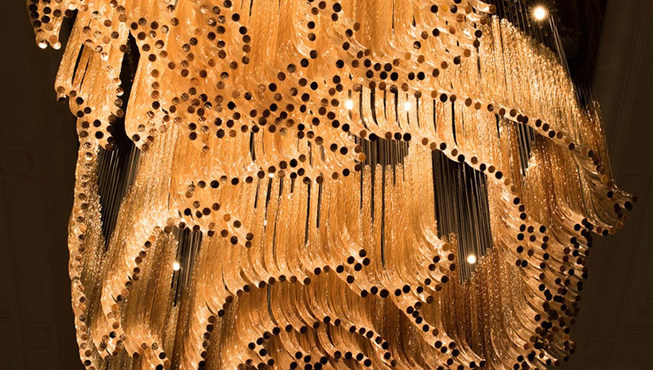 这座延续一贯华丽宫廷设计的超炫酒店,仿佛是对以宏伟豪华见长的新古典建筑情有独钟的他,设计的一间华丽时装