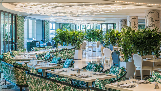 Giardino餐厅的地板及石柱均选用大理石,墙壁则采用了Versace Wallpaper系列的特别版经典Jungle图案墙纸