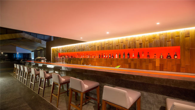 4K餐厅——美食和红酒的完美结合是苏梅岛X2度假酒店的特色，客人在享受悠闲假期和X2顶级服务的同时，也是在进行一次美食之旅。