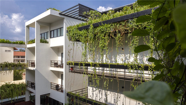 在舒适的躺椅上放松身心，享受着繁忙都市中的一抹丛林