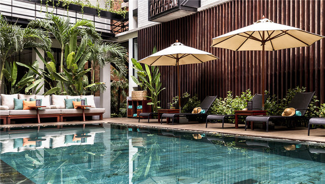 白天，你可以畅游在泳池中，在炎热的天气中消暑