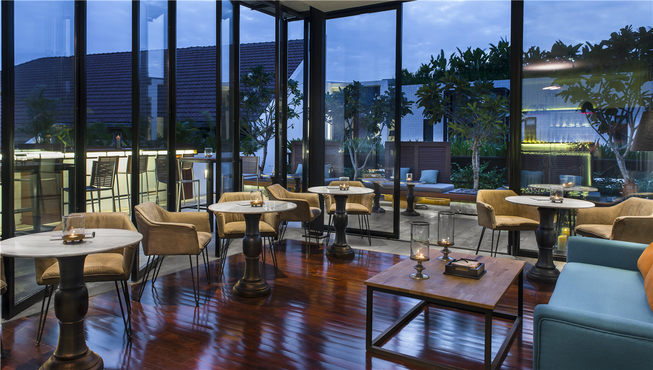 精致的都市绿洲酒店拥有当代柬埔寨美食的餐厅