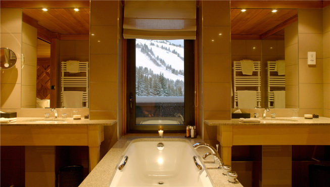 休息室、卧室和浴室都采用了落地窗，在房间的每一个角落都能时刻亲近阿尔卑斯山的阳光。