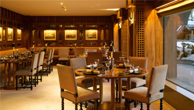 酒店餐厅供应传统法式莱肴，可以在优雅的烛光中，在老橡木梁、各种版画和壁画装饰的陪伴下享用晚宴。