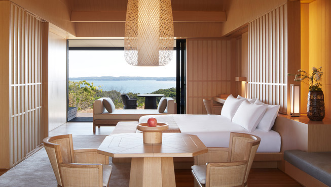 安缦伊沐的命名来自梵文，意为“和平”，“nemu”在日语中的意思是“欢乐”，度假村蕴藏了当地丰富的内蕴，其设计中亦糅合了经典日式旅店的审美传统