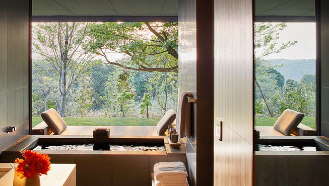 日本古老的矿物温泉（onsen）传统在此得到了完美延续，浴室采用了传统日本浴室的设计，炭黑色的玄武岩地砖将目光从房间引向设有落地窗的私人温泉，在这里客人可以一边泡汤一边欣赏私家花园的景致
