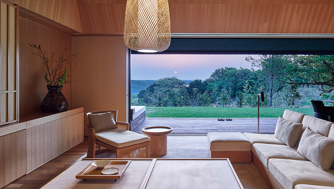 安缦伊沐是一个放松，静谧而适合冥想的度假胜地，呈现了融合着温暖与尊重的日本式“待客之道（omotenashi）”，她吸纳了日本式旅店极为关键的一种地方传统，由称为“okami”的老板娘管理