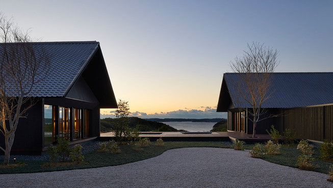 安缦伊沐位于大崎半岛之端，被崎岖的锯齿形海岸线环抱，该地区以丰沛的自然资源、养殖珍珠，及种类繁多的海鲜而闻名。安缦伊沐的食材来自具有多样微气候的三重县，该地区曾经被誉为皇室粮仓